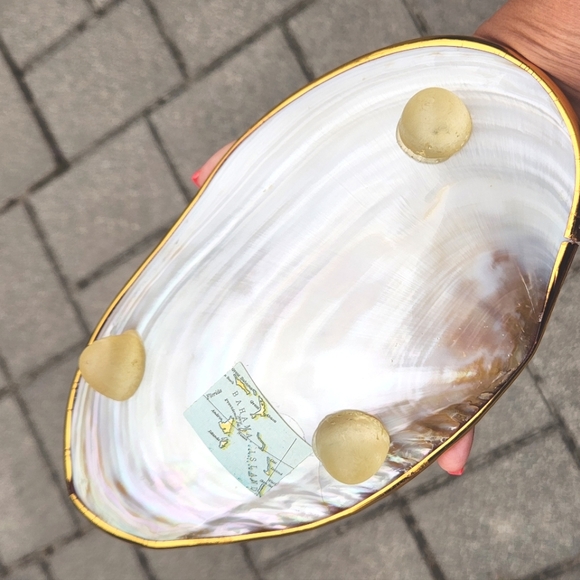 Two's Company Ornamented Cabebe Shell Footed Dish With Brass Trim - Picture 5 of 6